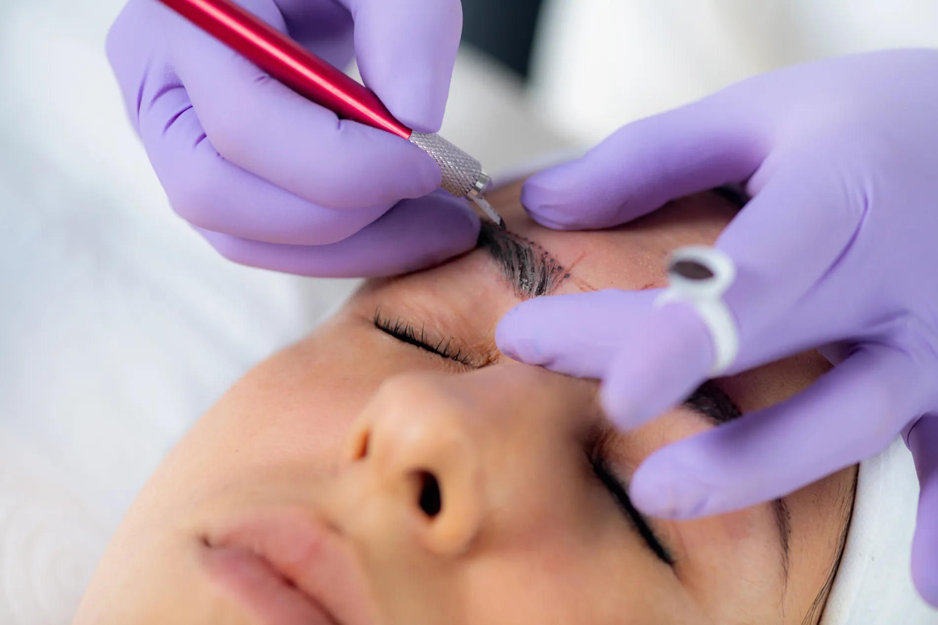 Microblading der Augenbrauen mit feiner Klinge